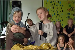 Det sker i Tveje Merløse Kirke i Holbæk og i Kirkeladen