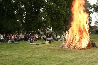 Det sker i Tveje Merløse Kirke i Holbæk og i Kirkeladen