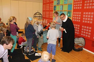 Det sker i Tveje Merløse Kirke i Holbæk og i Kirkeladen